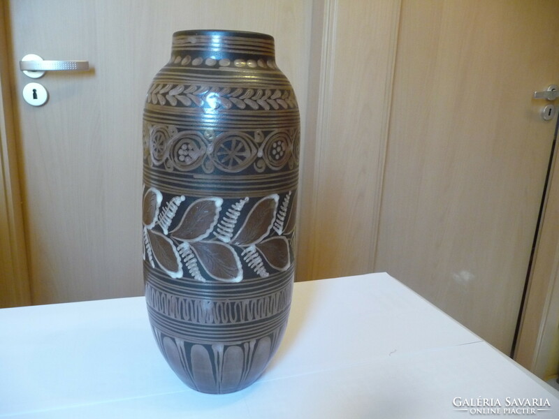 The Hódmezővásárhely ceramic vase is 33 cm high