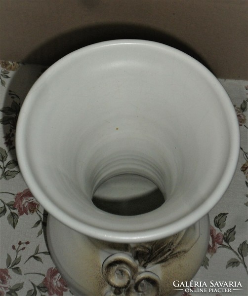 Egyedi kézműves fehér kerámia váza 22 cm magas.