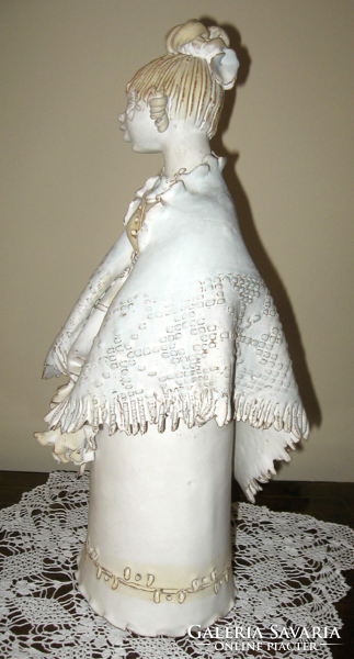 Rich in detail 44 cm tall éva kovács / 1938-2017 / sculpture: girl in a shawl