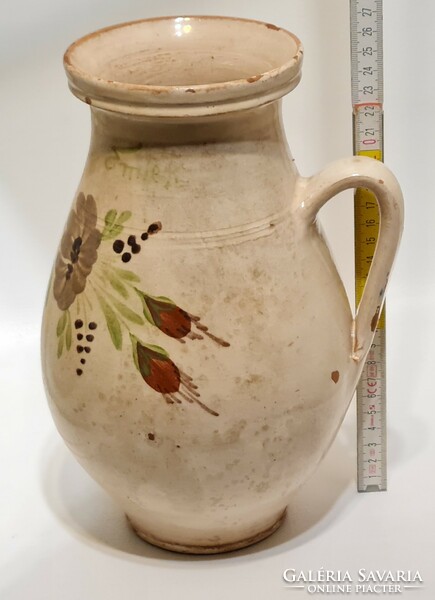 "Domonyi Pál, Szarvasi emlék" jelzett színes virágmintás fehérmázas népi kerámia tejes köcsög (2509)