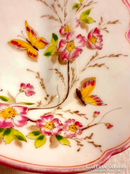 Festett pillangós porcelán köretes tál.Rerrich Ferenc porcelánszállító pecsétjével XX.szd első fele