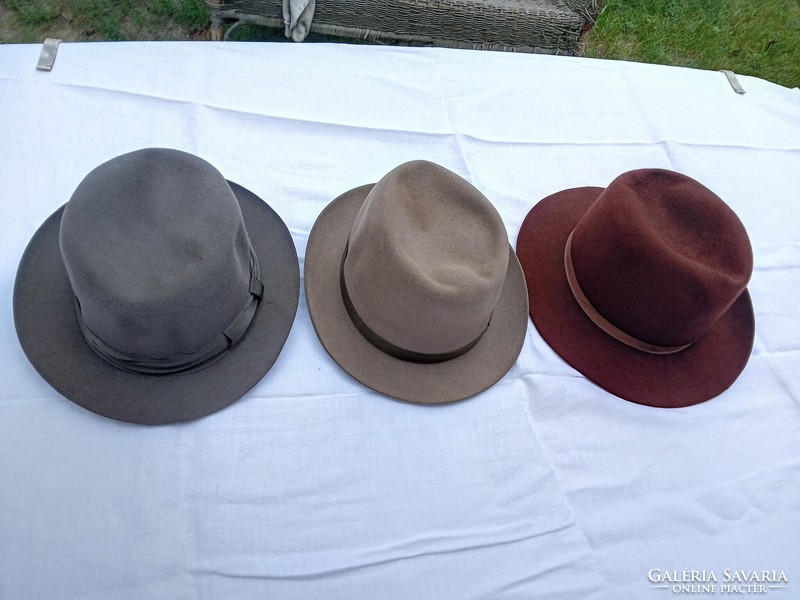 Három kalap . Egy nyúlszőr kettő textil .