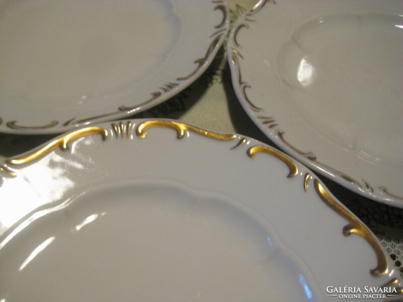 Zsolnay , szélesen  arany tollazott , három  db kis tányér    , használt  állapot