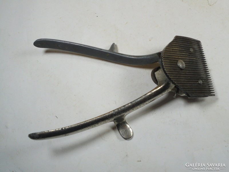 Retro mechanical hair clipper