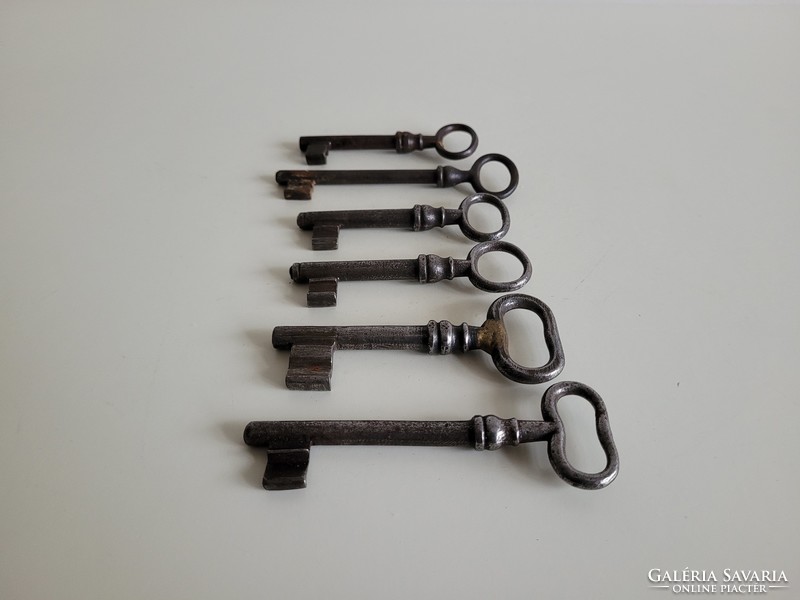 6 db régi vintage kovácsoltvas kapu ajtó vas kulcs