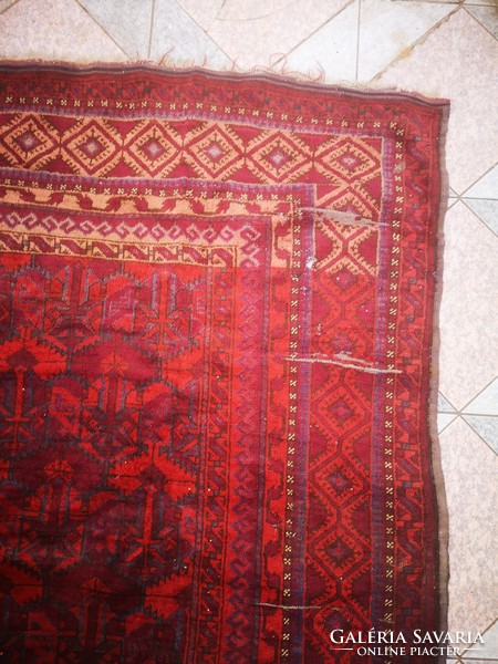Antique large-sized carpet is highly decorative