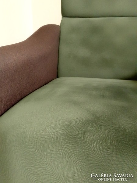Két klasszikus formájú magas támlás kétszínű sötét barna moha zöld karfás görgős gurulós fotel