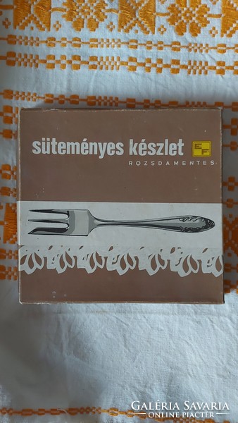 Rozsdamentes fémből  készült, magyar és orosz süteményes villáskészlet