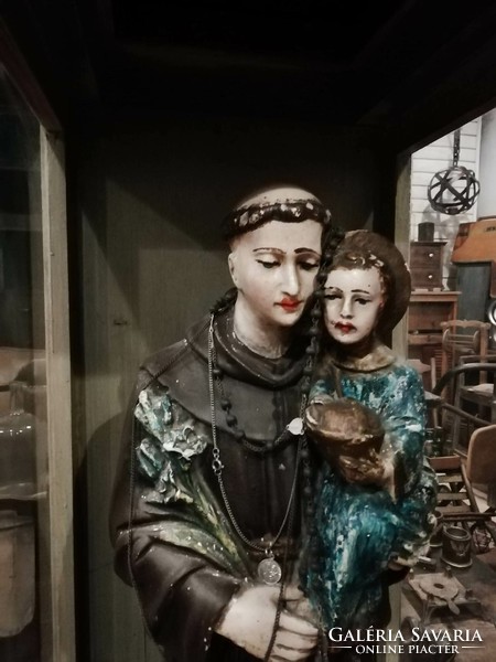 Szent Antal szobor, gipsz vallási szobor festett, 20. század elejéről, korabeli fa vitrinnel