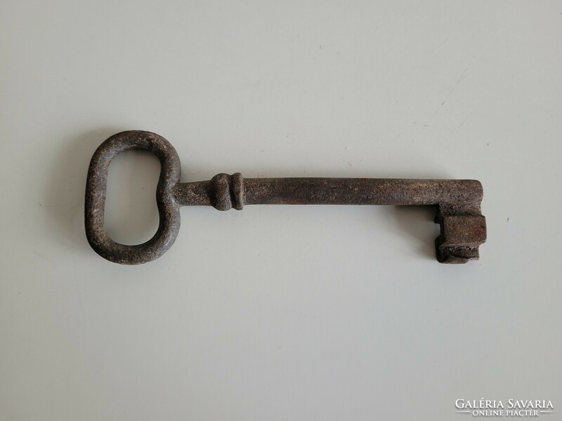 Régi nagy méretű 16 cm es csöves kovácsoltvas vas ajtó kapu kulcs