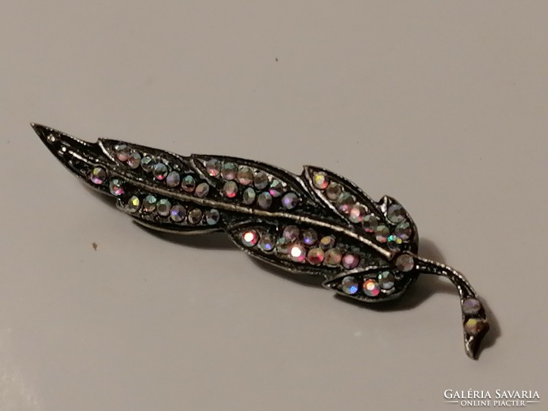 Old leaf brooch (843)