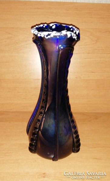 Impozáns kék színű, fehér szélű szakított üveg váza 30 cm magas (8/d)