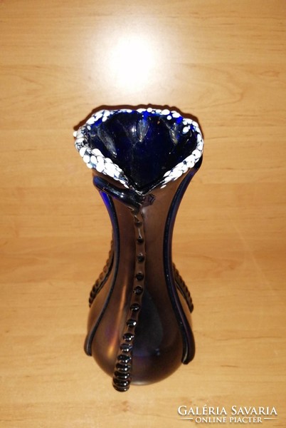Impozáns kék színű, fehér szélű szakított üveg váza 30 cm magas (8/d)