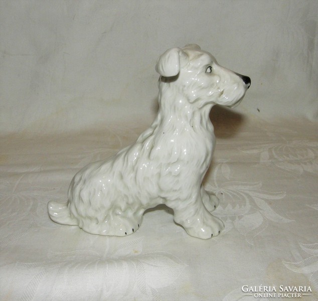 Dog figurine in Czech porcelain