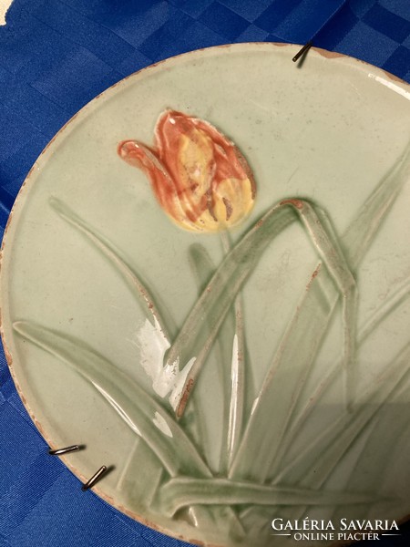 Antik  majolika falitányér tulipán díszítéssel 20 cm.