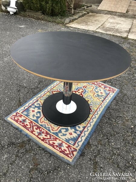 Black round table is very nice