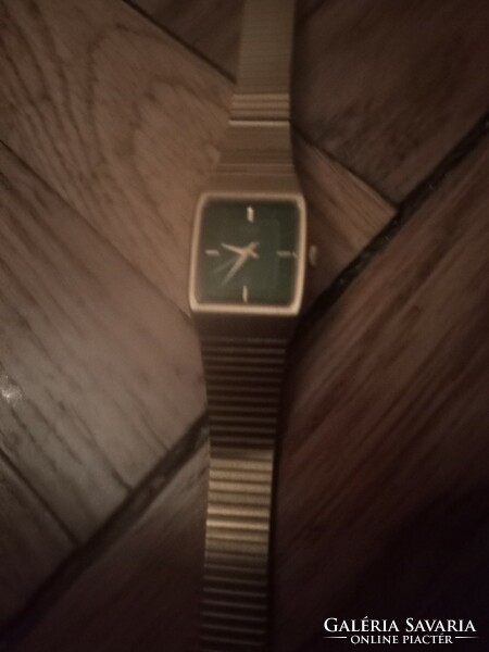 Vintage seiko 2b21-5020 gold colored quartz analog women's watch with black dial