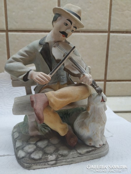 Utcai zenész kutyával, figurális porcelán eladó! Padon ülő hegedülő férfi kutyával