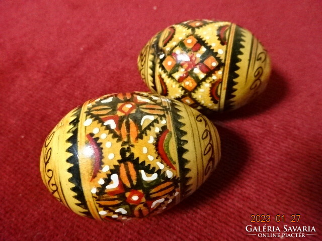 Wooden Easter egg, two pieces, different pattern. He has! Jokai.
