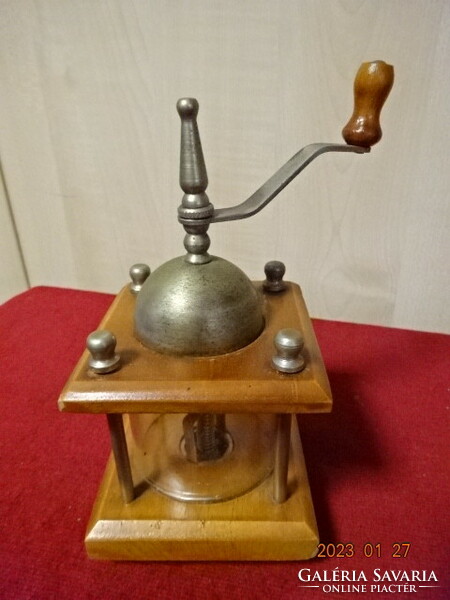 Russian, antique, wooden pepper grinder with copper handle. Its total height is 15.5 cm. He has! Jokai.