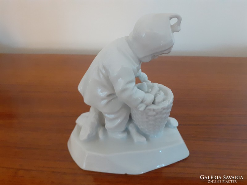 Régi Zsolnay fehér porcelán rőzsegyűjtő fiú szobor Sinkó terve