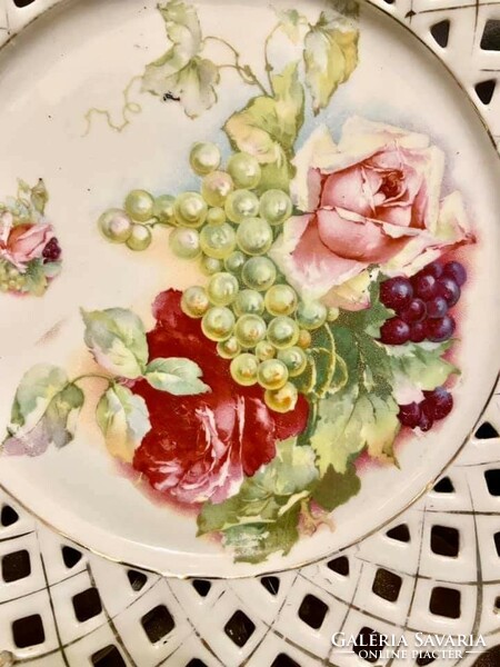 Serving plate with a rose pattern