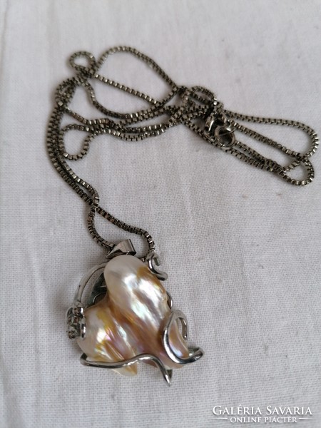 Heart-shaped pearl pendant