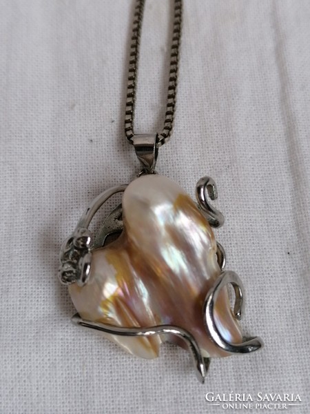 Heart-shaped pearl pendant