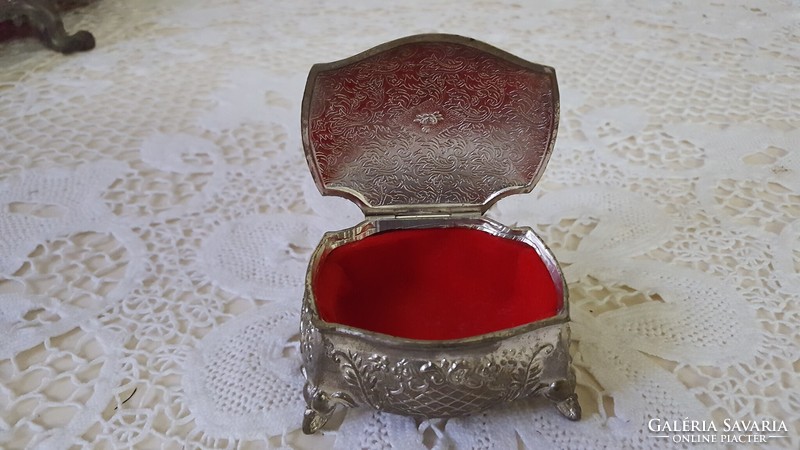 Beautiful, small tin jewelry box
