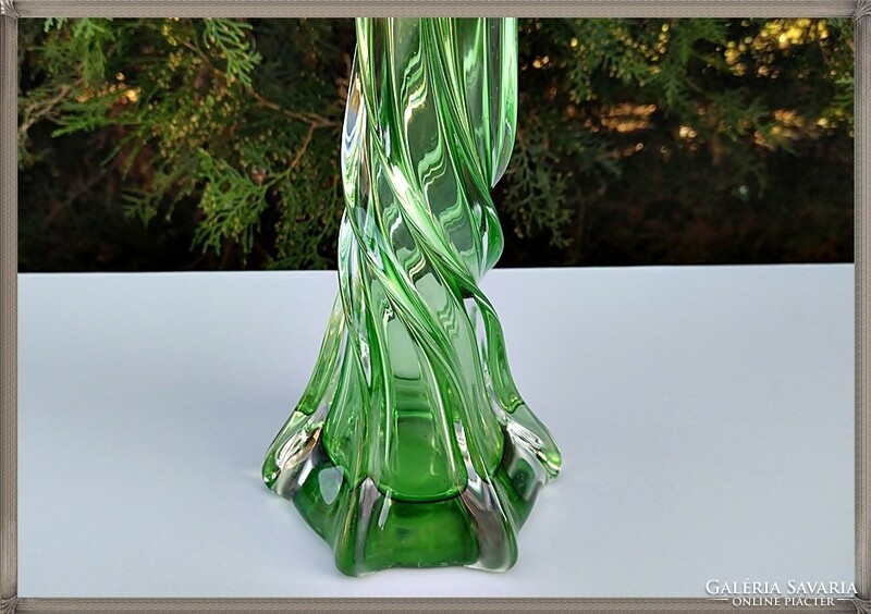 Zöld színű, hatalmas méretű csavart Murano Muranoi üveg váza