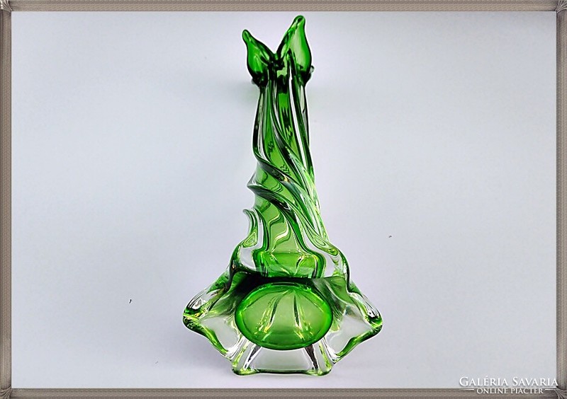 Zöld színű, hatalmas méretű csavart Murano Muranoi üveg váza
