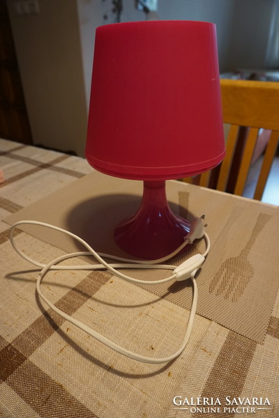 Hagyományos álló asztali lámpa eladó.