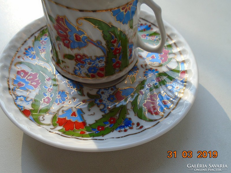 Kütahya with characteristic gold-contoured floral patterns and ribbed twisted coffee cup coaster