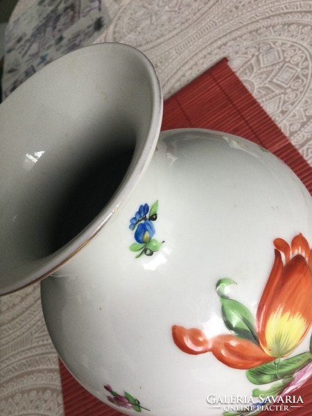 Herendi porcelán váza, plasztikus, tulipán mintás dekorral: 25 cm magas