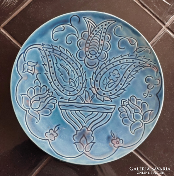 Jelzett türkizkék porcelán fali tányér, falidísz, 23,5 cm