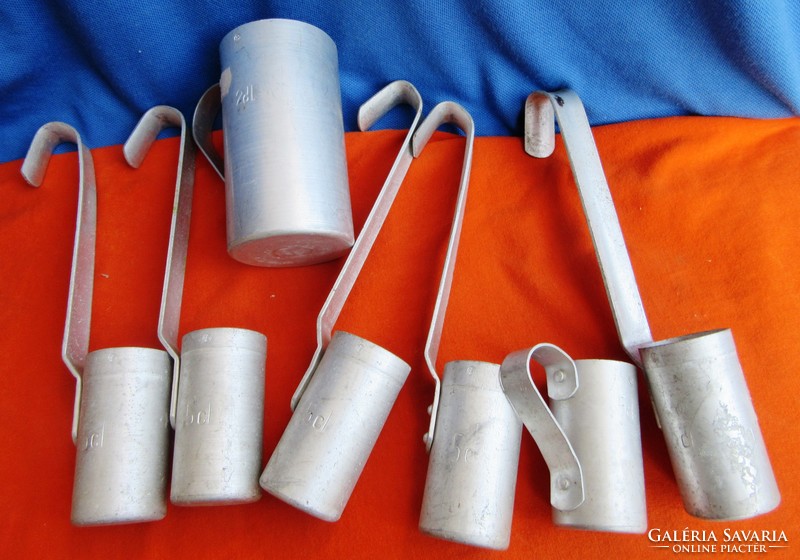 7 retro aluminum measuring cylinders, measuring milk-milk, for sale.