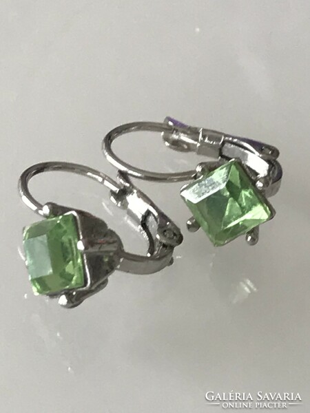 Earrings decorated with aventurine colored crystals, 2.2 cm long