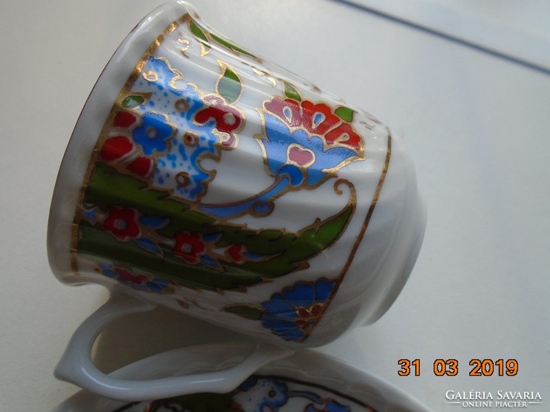 Kütahya with characteristic gold-contoured floral patterns and ribbed twisted coffee cup coaster