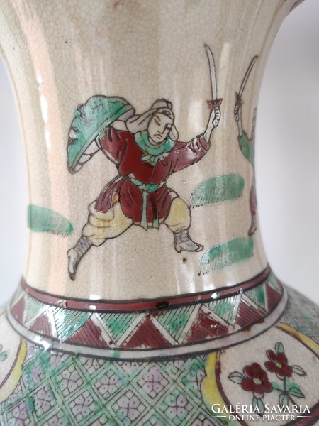 Régi jelzett, tradicionális kínai váza.