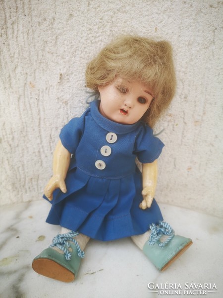 Doll with antique porcelain head heubach köppelsdorf. Glass eyes, eyelashes also move.