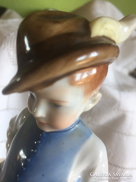 HEREND-A  "Hétmérföldes csizmás"fiú szobra