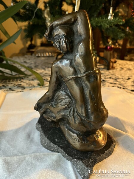 Tóth Valéria - Ülő, női bronz szobor