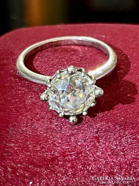 Káprázatos ezüst gyűrű, kristály kővel