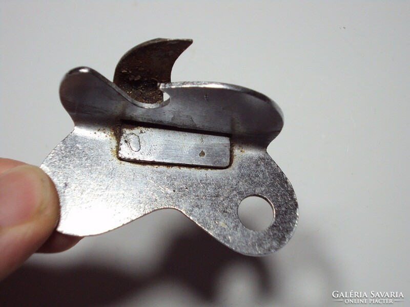 Retro metal can opener can opener