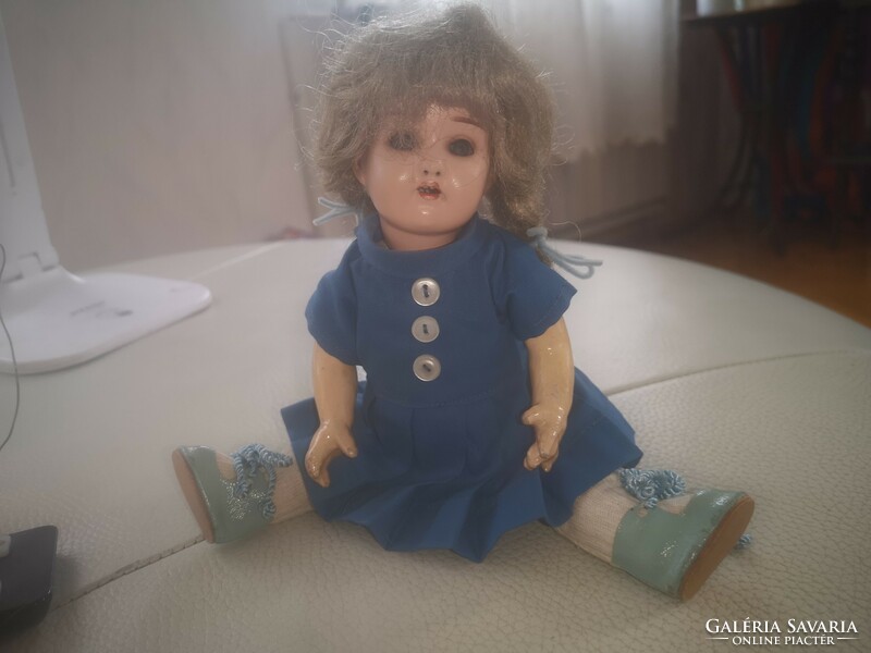 Doll with antique porcelain head heubach köppelsdorf. Glass eyes, eyelashes also move.