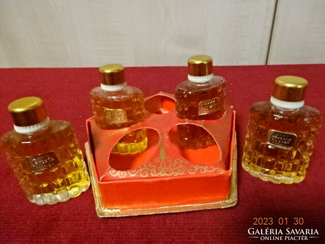 Orosz parfüm, négy illat, eredeti dobozban. Vanneki! Jókai.