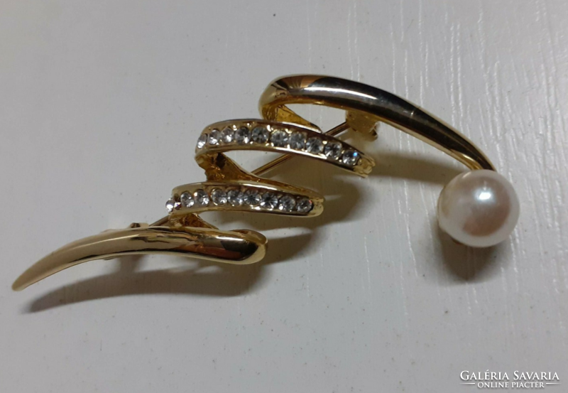 Nice condition gold-plated brooch pin with white sparkling white polished stones and tekla pearl at the end