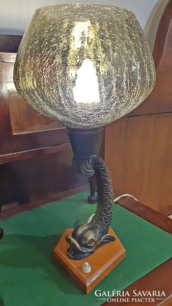 Régi, asztali lámpa, éjjeli lámpa. Nagy, bronzból készült delfin,  tartja a  csodás üveg búrát.