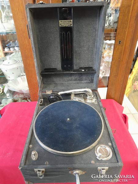 Sternberg bag gramophone, plus 10 records.