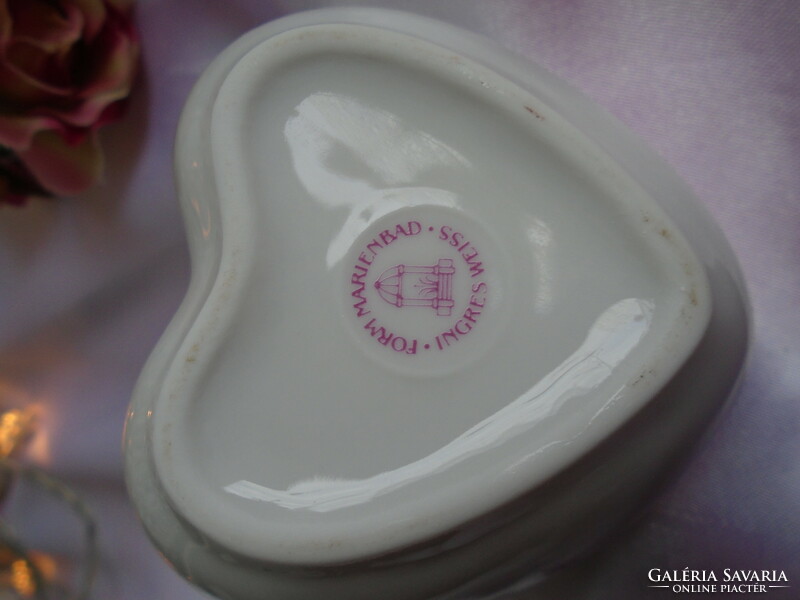 Rózsás  porcelán bon-bonier, gyűrűtartó, dísztárgy.